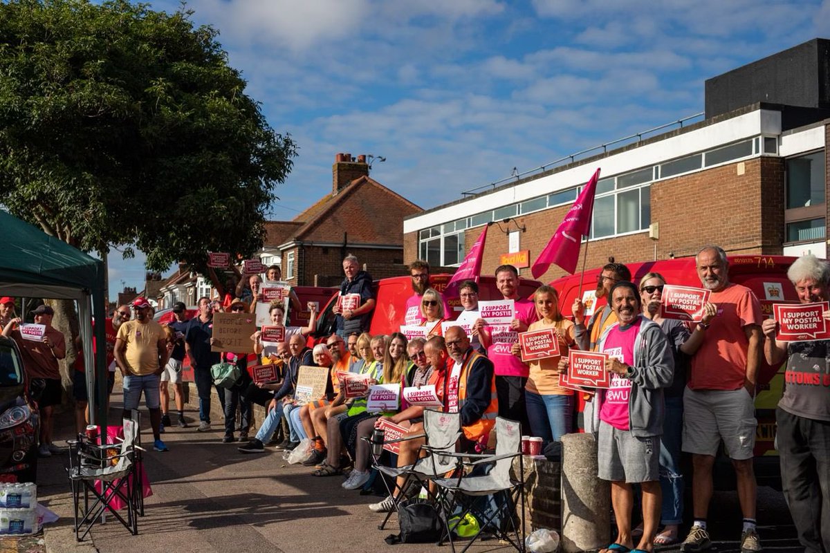 @CWUnews So happy to see all this solidarity all over the country! This is Ramsgate earlier today ✊ @eiecampaign @cwunews @BranchInvicta #RoyalMailStrikes #EnoughIsEnough #standbyyourpostie #standbyyourpost