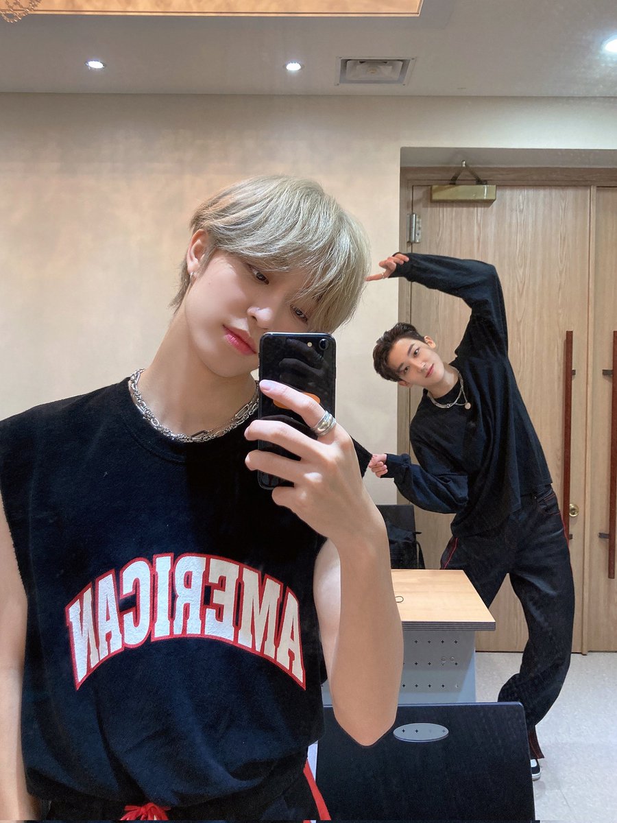 Leehakn's tweet photo. I got energy from Hyunjun who is also giving energy to BOAT! We love you so much. 🎭🤟 https://t.co/WVJHIkO17V