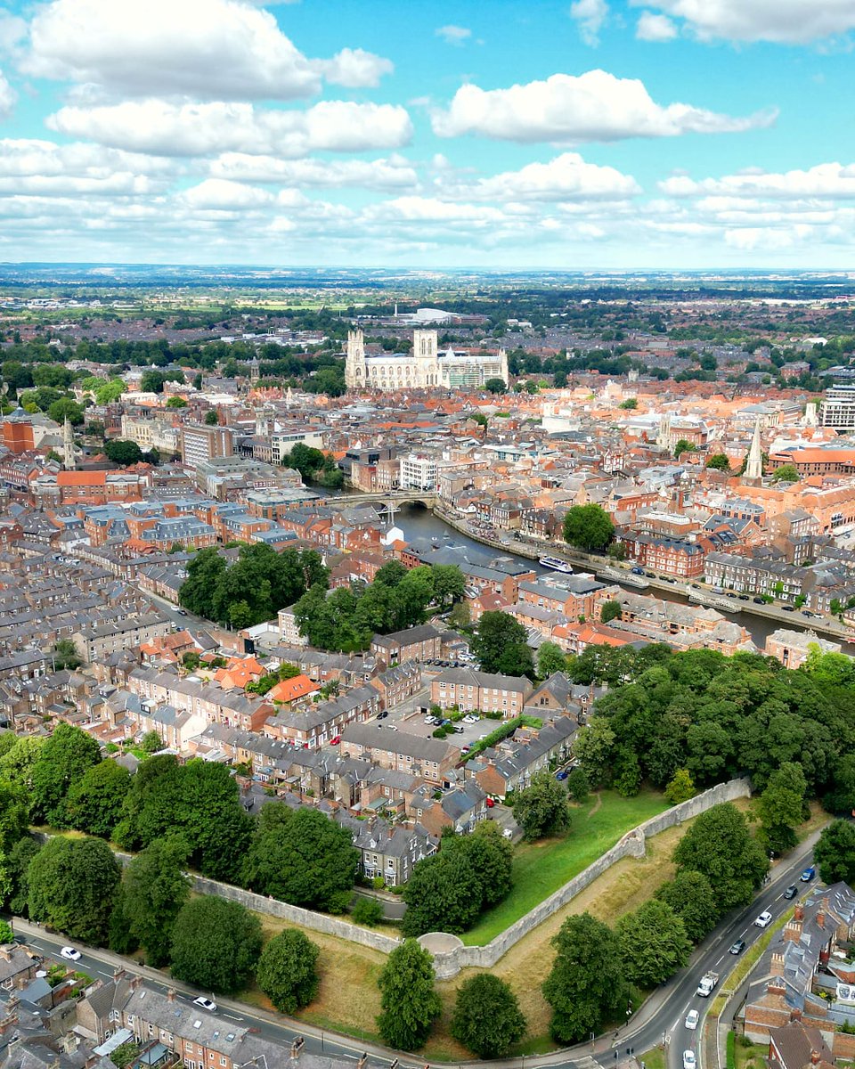 SkyShiftUK's tweet photo. Cumulus clouds floating over York
.
#york #yorkuk #oldyork #cityofyork #visityork #exploreyork #yorkshire #northyorkshire #cumulus #cumulusclouds #clouds https://t.co/ce8ZFbvSac