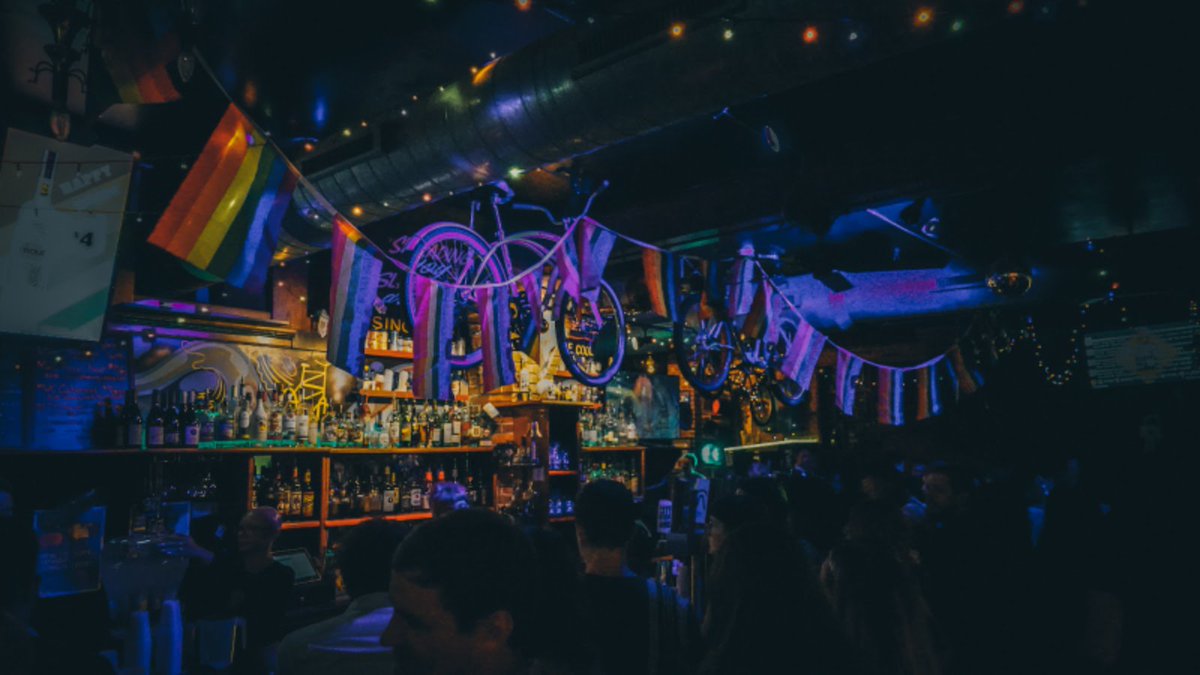 thegrovestl's tweet photo. The party is just getting started at @HandleBarSTL... 📷 Matt Middeke #handlebar #handlebarstl #dragmetohandlebar #cocktails #summercocktails #happyhour #partytime #grovestl #thegrovestl https://t.co/W0BBPWvRSy