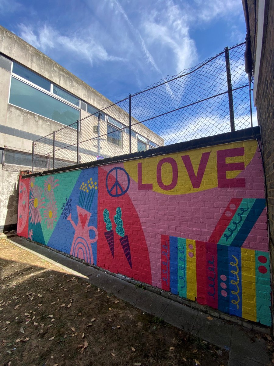 SouthernHsg_UK's tweet photo. A wall at our #StamfordHill estate had been repeatedly reported to us due to graffiti.
Our #CommunityInvestment team commissioned former resident, Amber Elise, to paint a beautiful mural on the wall for residents to enjoy π¨
See the end result below ππΌ
#SHGCommunity https://t.co/KKLYfvdnHp