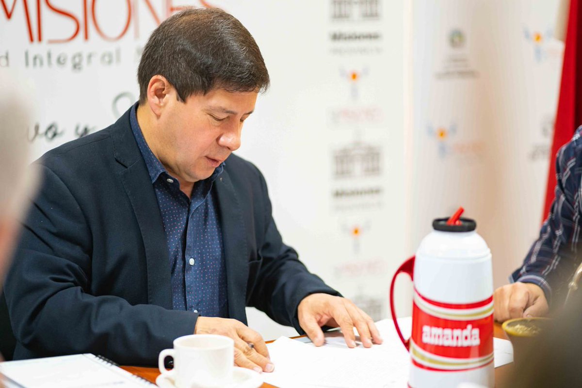 OscarAlarcon_'s tweet photo. Mesa de trabajo y firma de convenio de cooperación con la @F_NandeRekoHa y el #ParqueDeLaSalud para el desarrollo de proyectos que permitan inserción púbica, laboral y social de la comunidad sorda. Gracias @DalilaBuhl #MiguelDictar #LauraRodriguez @JCesino @SaludMisiones https://t.co/gBTKG351Jd