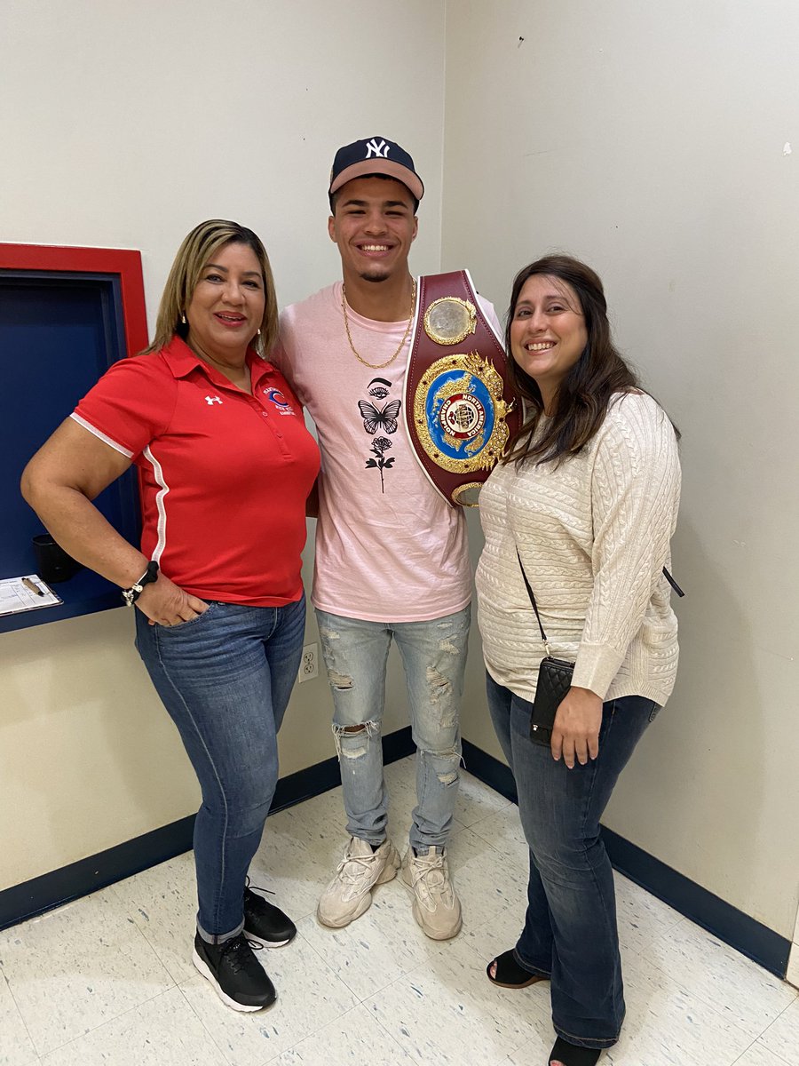 Plantation_HS's tweet photo. The USA Nation Champ @XanderZayas stop by too see his extended family!! #AlwaysAColonel @PHSPrincipal_ @apsrios @NicholaGayle1 @Alin_Andre1 @HoratioMajor https://t.co/79enrJ5rYu