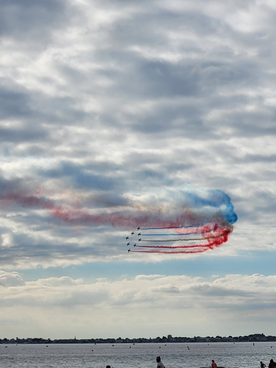 Audreyelfie92's tweet photo. Dernier jour de vacances #baiedelabaule @pornichet44 @PAFofficiel #pleinvol #meetingaerien https://t.co/Xod1bZ1dK6