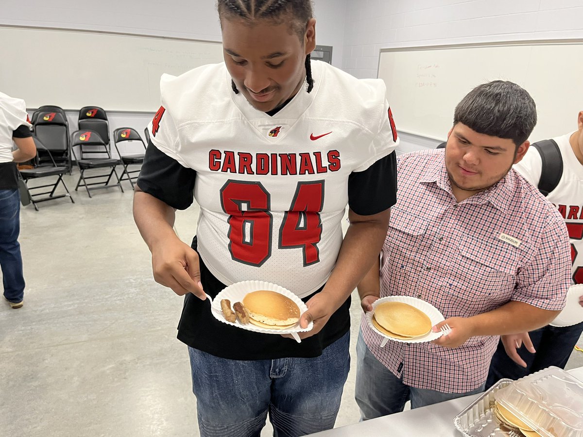 FLAPJACK FRIDAY!!! Oline and Dline enjoying a meal together this morning before the big game tonight! <a href="/CoachBA1010/">𝒞𝑜𝒶𝒸𝒽 𝐵𝑜𝒷𝒷𝓎 𝒜𝒸𝑜𝓈𝓉𝒶</a> <a href="/DVCardinalsFB/">Del Valle Football</a>