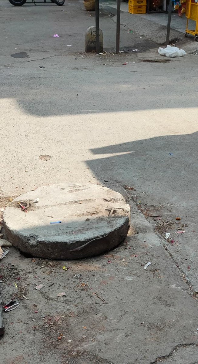 EEMIRZ1's tweet photo. @dcrohinizone @MCD_Delhi @sanjeevchadha8 @LtGovDelhi @ArvindKejriwal @CMODelhi @DelhiPolice @KanikaSandeep The gully grating in front of Dr. Arvind Garg implant center Sector-11 is covered. https://t.co/WK7lpoV6Ft