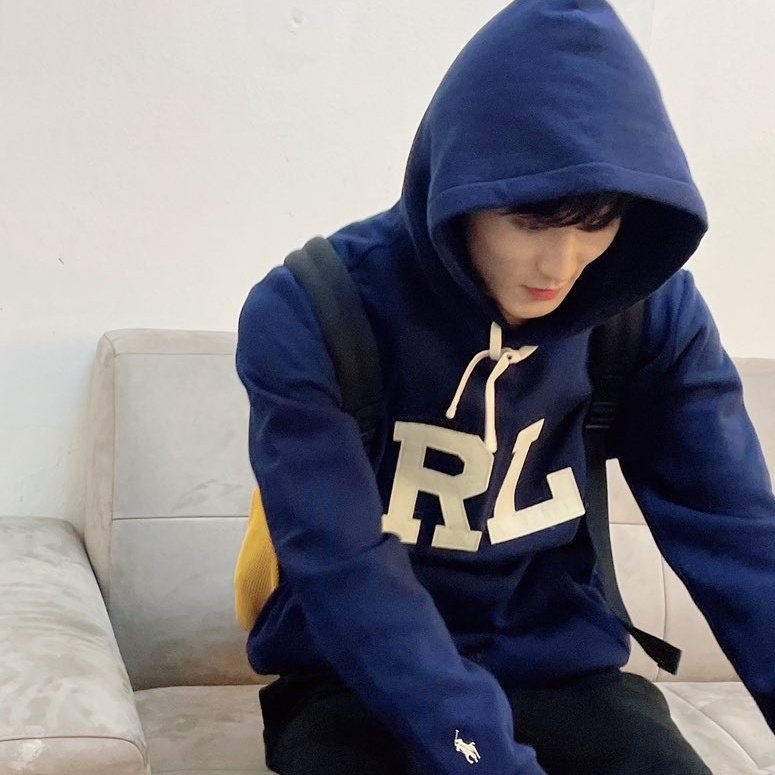 Im_MarkJoah's tweet photo. 마크 재현이가 선물해준 가방 진짜 맘에 들었나봐 요즘 공개되는 사진들에 다 저 가방이써ㅜㅜ https://t.co/YTcm9grxtZ