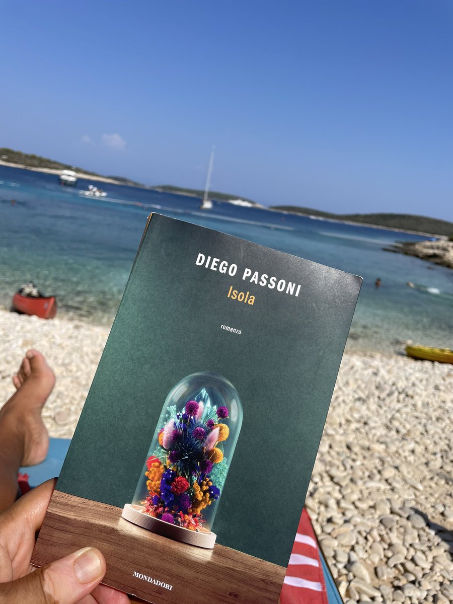 Letto #isola su un’isola guardando un isola ;) e bravo <a href="/Diegopassoni/">Diego Passoni</a> davvero. Che quasi quasi Milano per la prima volta inizia a piacermi ;)