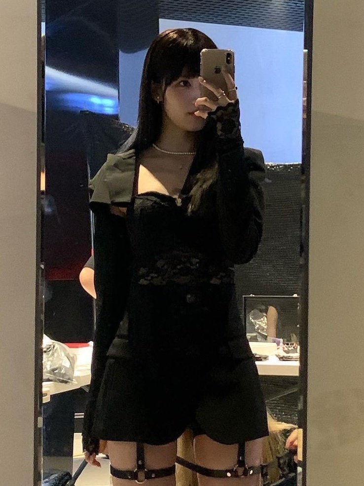 sanapics's tweet photo. this sana is so hot https://t.co/YqVMsXWCGN