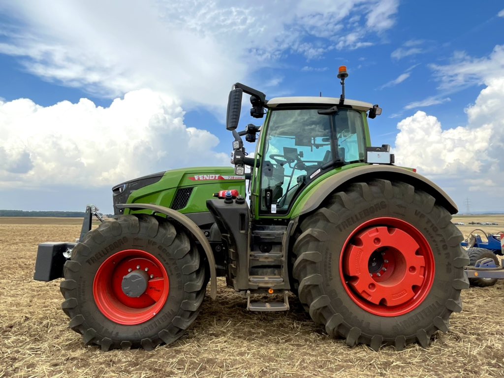 Checking out the new <a href="/Fendt_UKIreland/">Fendt UK & Ireland</a> 700 Vario models today - Keep an eye on <a href="/FarmersWeekly/">Farmers Weekly</a> for details 🚜🚜
📸 <a href="/FWMatildaBov/">Matilda Bovingdon</a> 
#farminguk #fendt