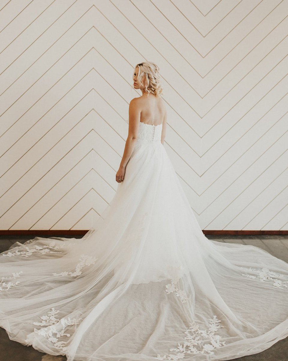 It's your year, so let's celebrate! Cheers to all of the 2022 Brides. 🤍  Is this your wedding year? Let us know below!⁠
⁠
Photo Cred: Analyphoto⁠