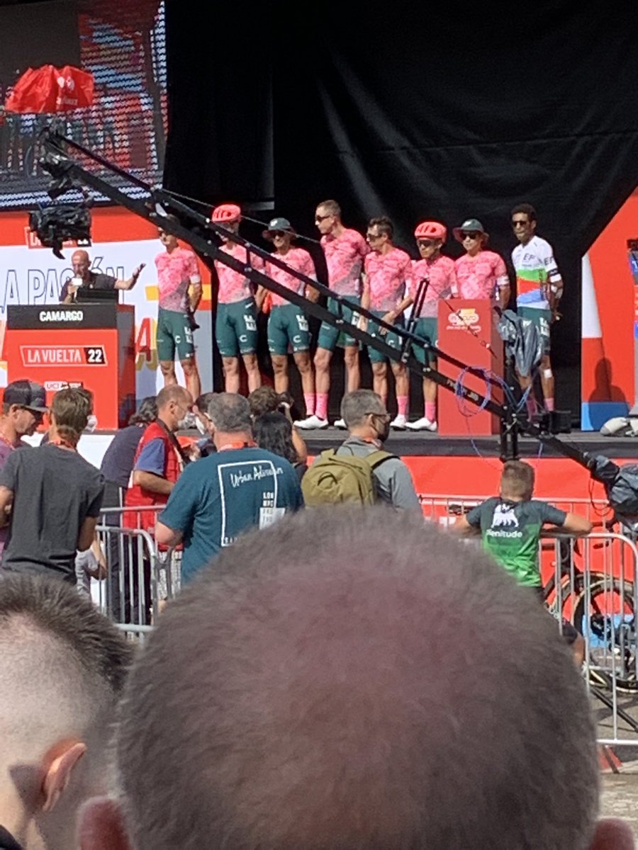 Ceballos_Arenas's tweet photo. ¿No hay un gorro para un fan? @estecharu @EFprocycling @GarateJuanma https://t.co/Mwh0mzS3jw