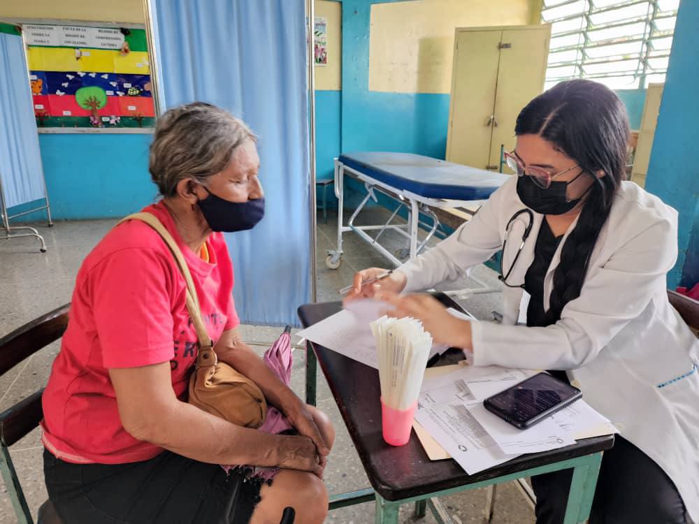 _LaAvanzadora's tweet photo. Hemos sufrido sanciones y bloqueos pero gracias a nuestro Pdte. @NicolasMaduro seguimos  atendiendo al sector educativo. En Barinas específicamente en la Escuela Básica 24 de Junio se llevó la mega Jornada Médica Integral. 

@MPPEDUCACION https://t.co/ror5ZgxFLX