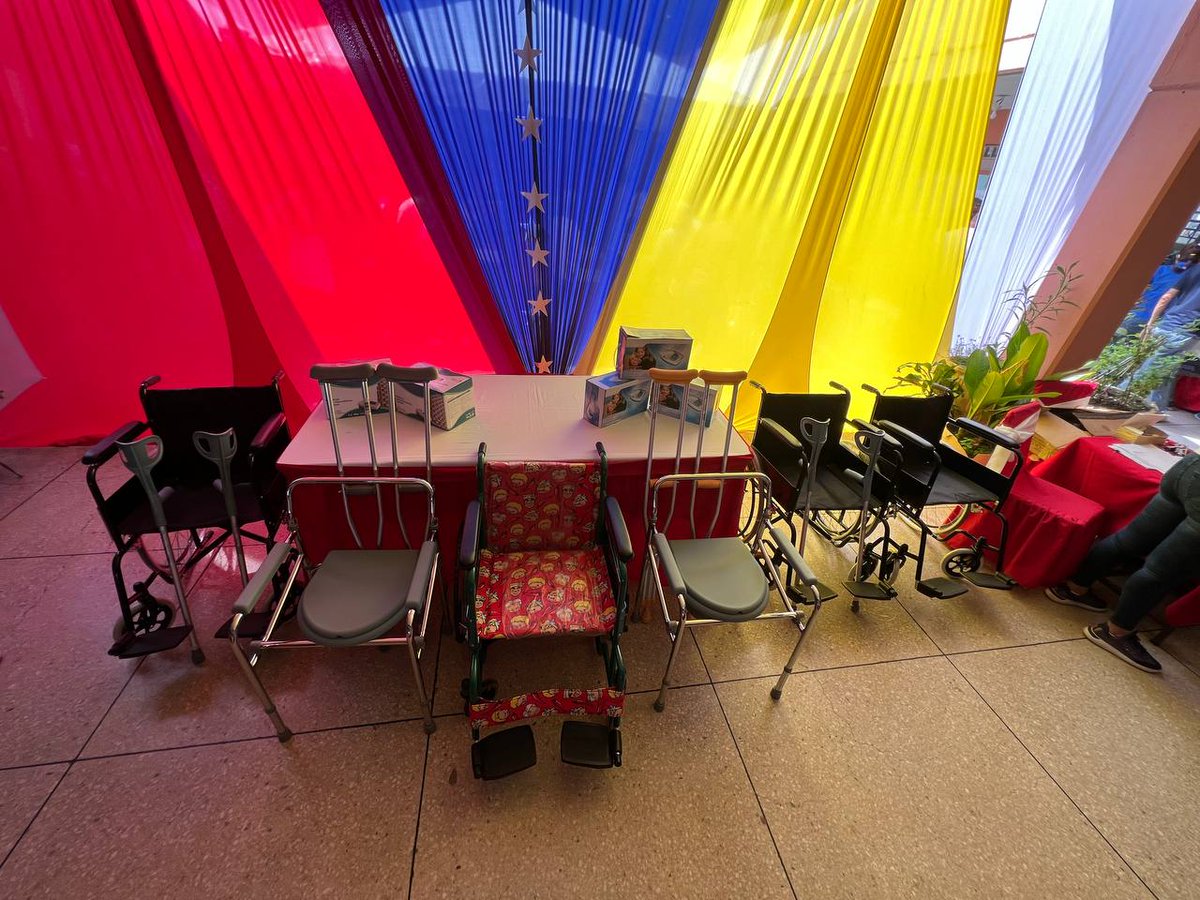 _LaAvanzadora's tweet photo. Hemos sufrido sanciones y bloqueos pero gracias a nuestro Pdte. @NicolasMaduro seguimos  atendiendo al sector educativo. En Barinas específicamente en la Escuela Básica 24 de Junio se llevó la mega Jornada Médica Integral. 

@MPPEDUCACION https://t.co/ror5ZgxFLX