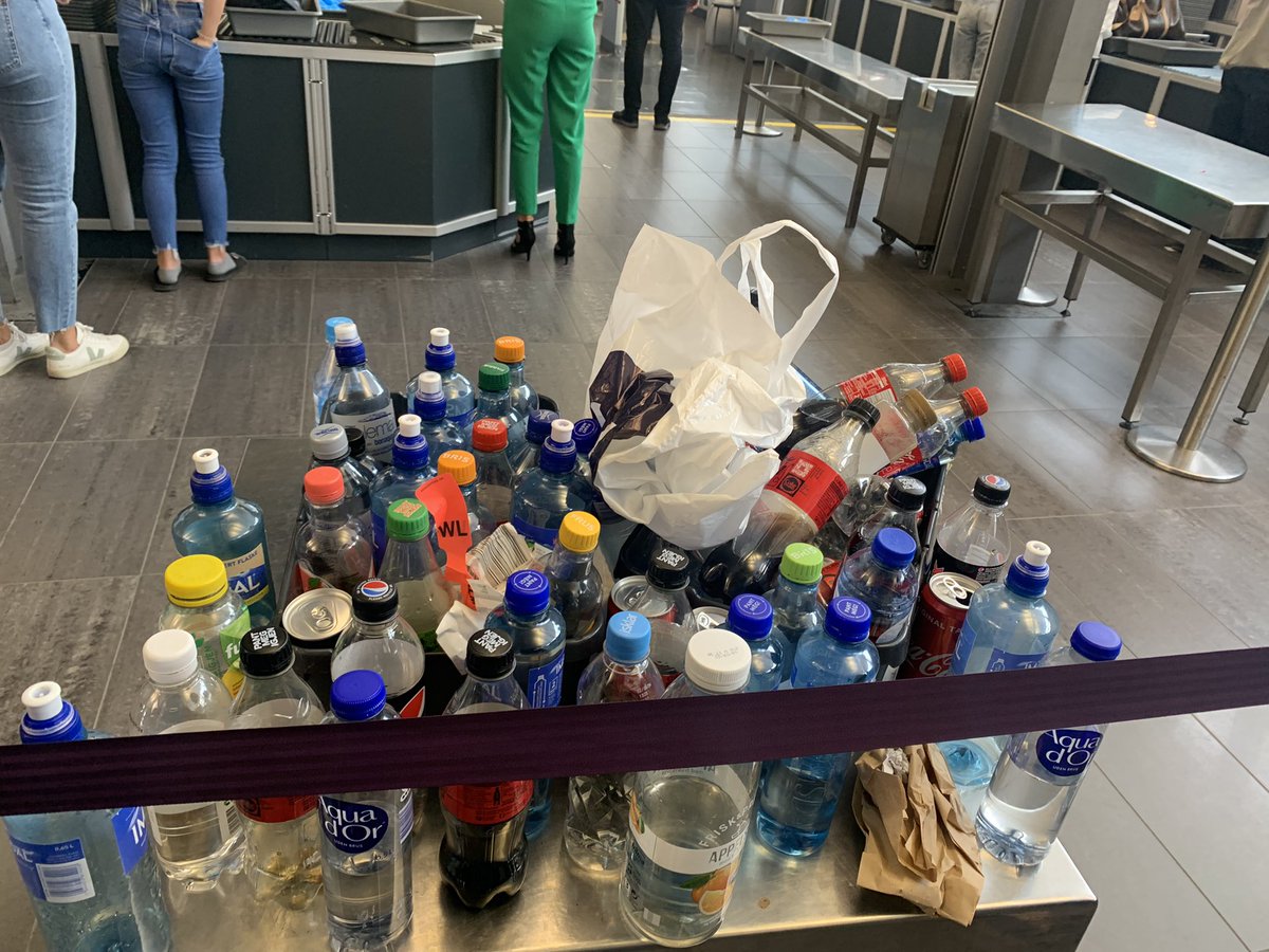 Hvis det skal være noen vits i forbud mot væskefylte beholdere, så bør det vel være bedre rutiner for tømming av dette bordet. Mye potensielt sprengstoff her <a href="/avinor/">AVINOR</a> #værnes