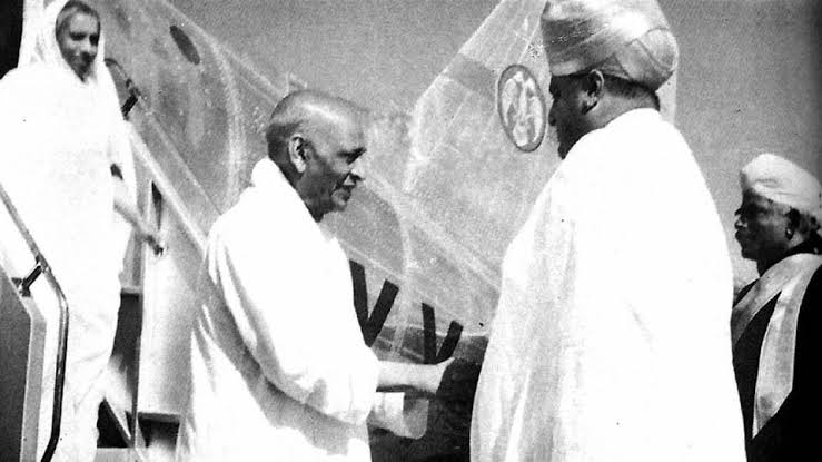 adarshahgd's tweet photo. Did u know Mysuru Maharaja had given his private aircraft to Sardar Patel to fly around the country for Unification of India purpose. The aircraft was called as Mysuru Dakota One can see the famous Ganda Bherunda (Royal Emblem) displayed on the rear side of aircraft.🙂🙏 https://t.co/L8Zhr1Hv2Z