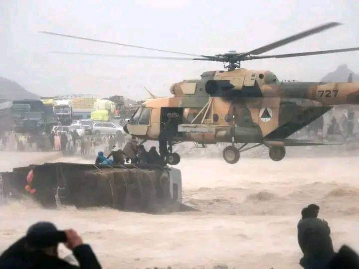ZSwmrw's tweet photo. #JUIwithFloodVictims
یہ تصویر پڑوسی  ملک افغا۔نستا۔ن کی ہے۔۔
سوال یہ ہے کیا ہمارے ہیلی کاپٹر صرف خواص کے لئے ہیں؟
یا صرف کرکٹ کے گراؤنڈز سے پانی خشک کرنے کے لیے ہیں۔؟
اللہ دلوں میں احساس ڈالے آمین 😭😭 https://t.co/XIvsTnQjVR