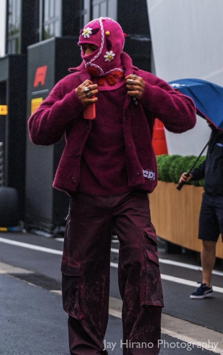 F1tutkumuz's tweet photo. Sir Lewis Hamilton giyim tarzıyla dikkat çekmeye devam ediyor.

__/10 ? https://t.co/PgermJ5DrS