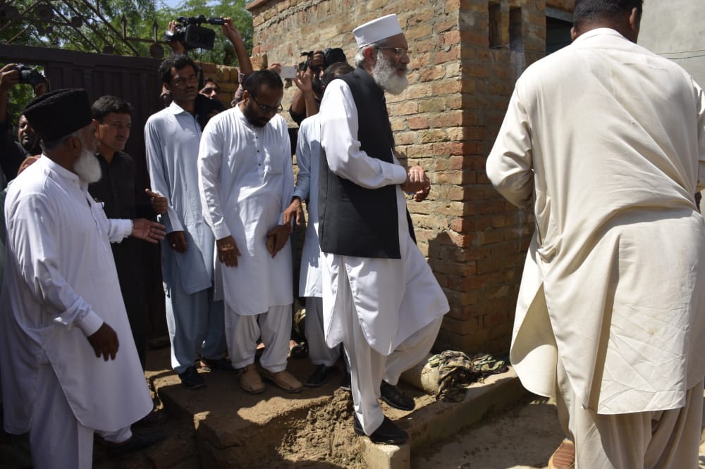 Qazimeraj's tweet photo. No excuses of Bad weather..
No need of Helicopter..
It my leader @SirajOfficial
Always among people in testing times. Proud on you sir and Jamaat e Islami @JIPOfficial
#امیدکاعنوان_جماعت_اسلامی https://t.co/alvi8P4j5X