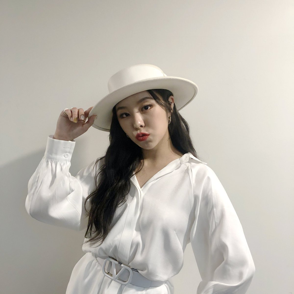 THEL1VE_LABEL's tweet photo. [#WheeIn]
잠시 후, PM 11시!
그리움을 노래하다🎤
JTBC #ALIVE 📺
휘인이와 함께 만나요!
본방사수🤙🏻

#휘인 #울랄라세션
#얼라이브 https://t.co/EtgdwmV3ml