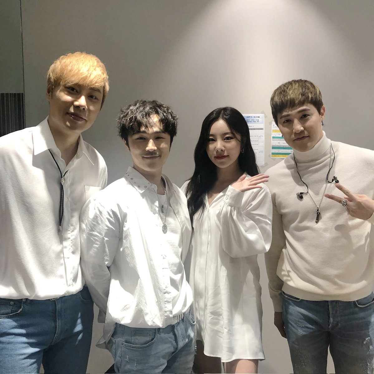 THEL1VE_LABEL's tweet photo. [#WheeIn]
잠시 후, PM 11시!
그리움을 노래하다🎤
JTBC #ALIVE 📺
휘인이와 함께 만나요!
본방사수🤙🏻

#휘인 #울랄라세션
#얼라이브 https://t.co/EtgdwmV3ml
