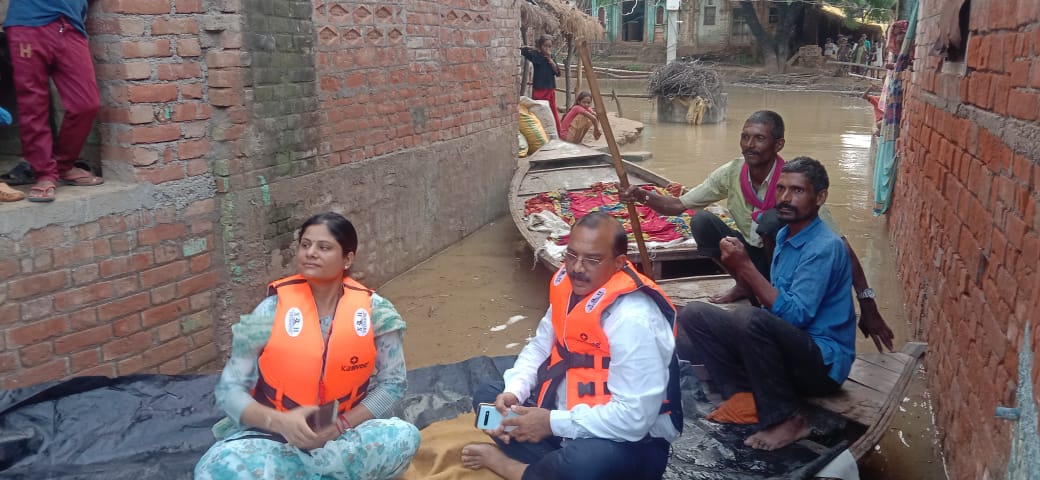 DMKanpurDehat's tweet photo. जनपद के तहसील भोगनीपुर एवं सिकन्दरा के बाढ़ प्रभावित क्षेत्रों में प्रभावित नागरिको को खाद्यान्न वितरित किया जा रहा है तथा नाव से उन्हें सुरक्षित राहत शिविर में पहुंचाया जा रहा है @mygovindia @PMOIndia @UPGovt @myogiadityanath @ChiefSecyUP @rahat_up @CommissionerKnp @nehajainias https://t.co/xNPOiKnyKQ