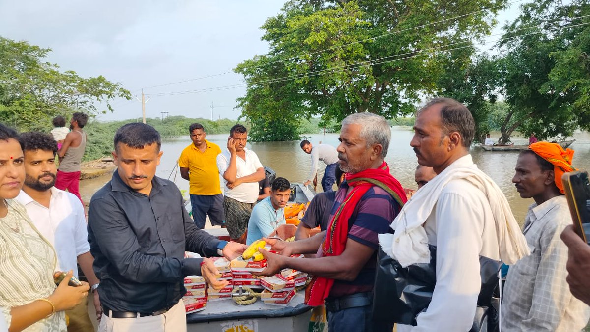 DMKanpurDehat's tweet photo. जनपद के तहसील भोगनीपुर एवं सिकन्दरा के बाढ़ प्रभावित क्षेत्रों में प्रभावित नागरिको को खाद्यान्न वितरित किया जा रहा है तथा नाव से उन्हें सुरक्षित राहत शिविर में पहुंचाया जा रहा है @mygovindia @PMOIndia @UPGovt @myogiadityanath @ChiefSecyUP @rahat_up @CommissionerKnp @nehajainias https://t.co/xNPOiKnyKQ