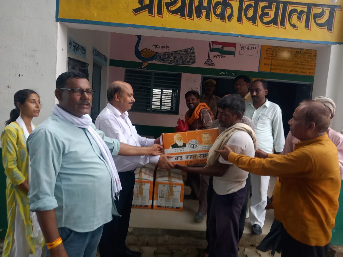 DMKanpurDehat's tweet photo. जनपद के तहसील भोगनीपुर एवं सिकन्दरा के बाढ़ प्रभावित क्षेत्रों में प्रभावित नागरिको को खाद्यान्न वितरित किया जा रहा है तथा नाव से उन्हें सुरक्षित राहत शिविर में पहुंचाया जा रहा है @mygovindia @PMOIndia @UPGovt @myogiadityanath @ChiefSecyUP @rahat_up @CommissionerKnp @nehajainias https://t.co/xNPOiKnyKQ