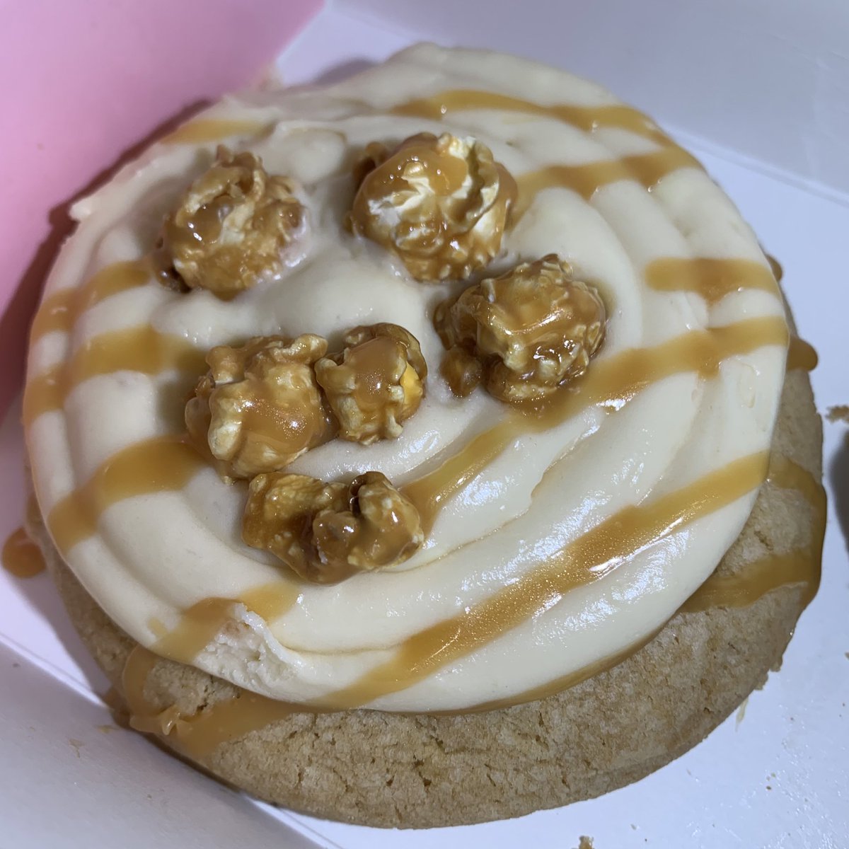 KendalsBites's tweet photo. Caramel popcorn 🍿 @CrumblCookies https://t.co/nOWtiDHKIo