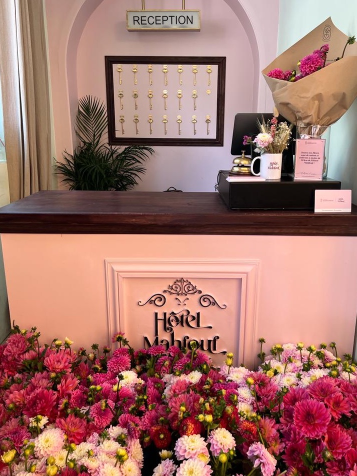 Pour célébrer l’anniversaire de notre lobby boy nous avons installés un marché aux fleurs à la réception. Pour chaque achat à la boutique, repartez avec vos fleurs de saisons cultivées en France. 🏩💐