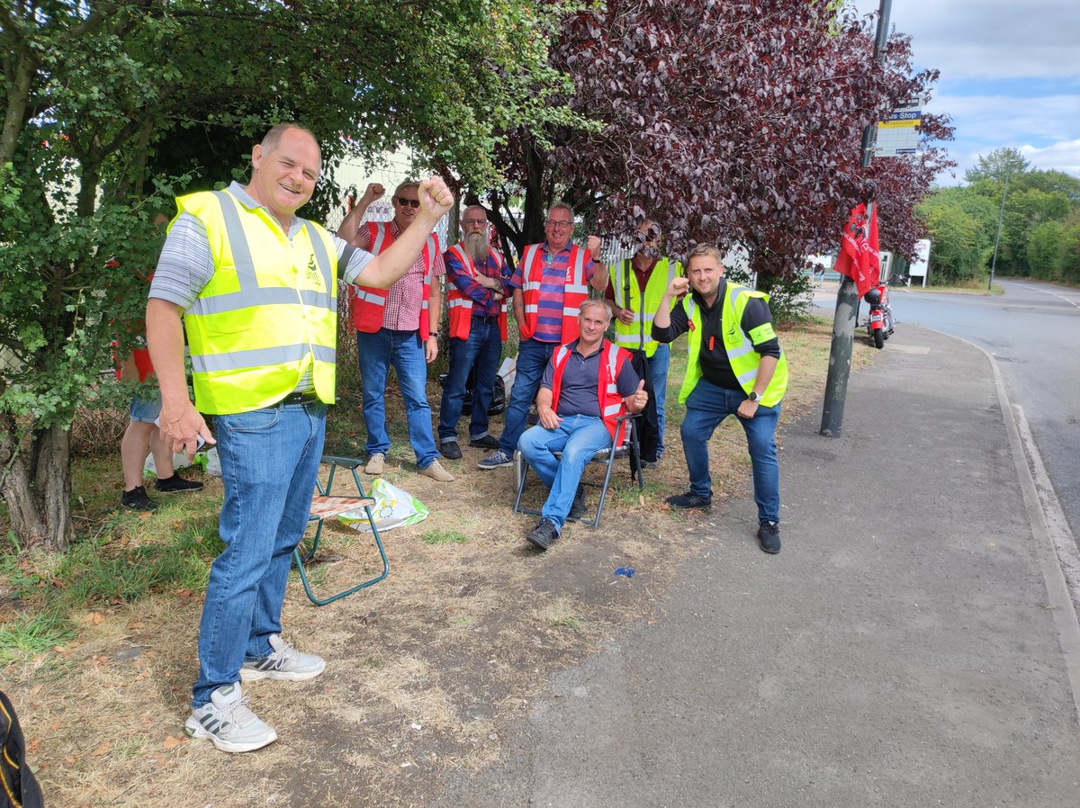Goulchad's tweet image. Solidarity with Muller HGV drivers in their dispute over the imposition of anti-social rostas #stoud #stonehouse @unitetheunion @unitesouthwest from  @GlosSocP @TUSCGlos Incredible support from workers and the public 📯📯