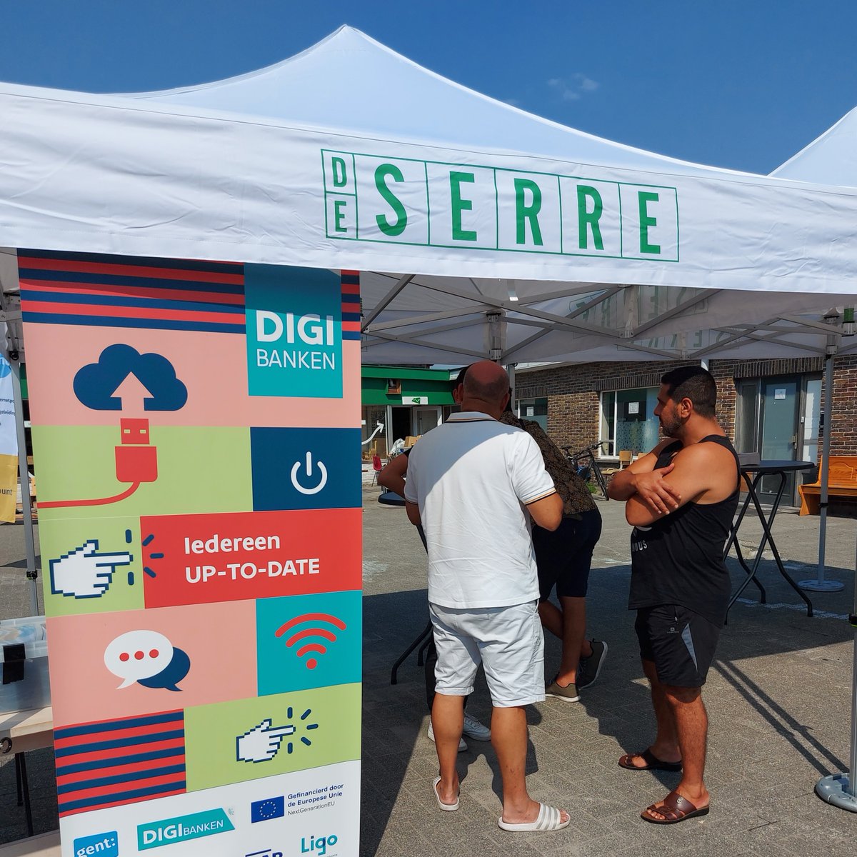 Van_Damme_Sara's tweet photo. Gisteren openden we de Digibank De Serre in #NieuwGent met een heus digifeest voor de wijk en dat werd gesmaakt door de bezoekers! #Einclusie #digitalekloof  #Digibanken
https://t.co/M84VTtpZF3
Een mooie samenwerking van @departement_wse @Stadgent @District09Gent &amp; partners! https://t.co/tGM1xyxzZ9