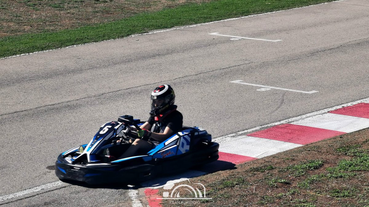 En la 2a carrera de <a href="/LightningRacin1/">Lightning Racing</a> en karting comaruga, pude conocer a muchos otros pilotos del mundo del simracing, en carrera pude hacer la pole con 0.6 de distancia, aunque en carrera @ALN_MANU14 me robo la cartera.
Con ganas de repetir la experiencia!