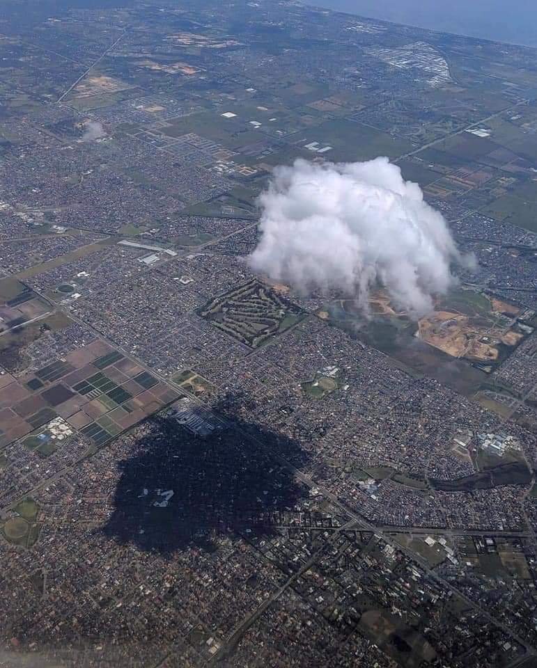 RincnCuriosoo's tweet photo. Una solitaria nube fotografiada desde un vuelo comercial. ¡Mira la enorme sombra que ha creado abajo! ☁️ https://t.co/JJe1PeO8g0