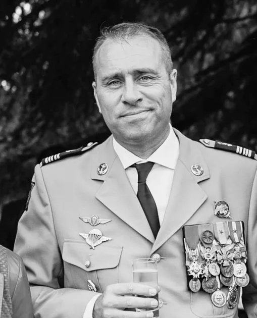 OpexNews's tweet photo. 🇫🇷 Il a combattu et servi la France pendant 25 années.

Philippe François, ex-Saint-Cyrien reconverti dans le privé à Madagascar, a été condamné sans preuve en 2021 à 10 ans de travaux forcés pour une prétendue tentative de putsch.

Mobilisons-nous ✊ #JeSoutiensPhilippeFrançois https://t.co/xXFCr5eT42