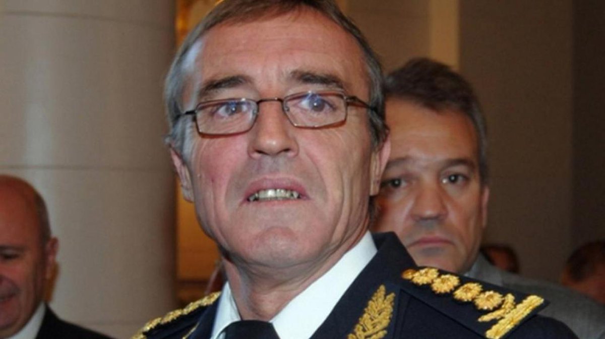 jufarusf's tweet photo. Le robaron al ex Jefe de Policía de #SantaFe 

Se trata de Hugo Tognolli, a quien varios masculinos armados ingresaron a su domicilio en #Candioti (Dpto #LaCapital) y tras atarlo le sustrajeron dinero en efectivo y otras pertenencias.

Ocurrió anoche.

Sin detenidos al momento. https://t.co/0tnRMCgHx0
