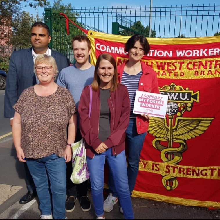 DaveKennedyCWU's tweet photo. RMG Pay Dispute 2022 - Huge Thanks to the Labour Party Delegation for visiting our Stockport Picket today. Appreciated #StandByYourPost #TheCWU https://t.co/aNfclrhecN
