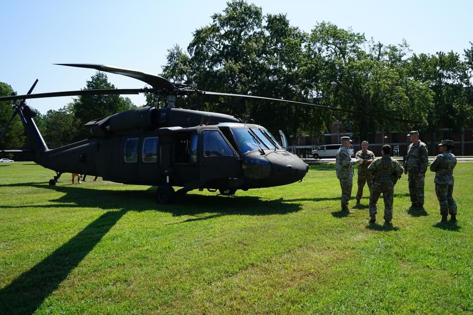 SCoE_CASCOM's tweet image. #MeetYourArmy is just one day away! This afternoon, a UH-60 Black Hawk was flown in by soldiers from the VA Army National Guard pilots MAJ Sinnen and pilot CW2 Buonomo! 

The flight crew was greeted by BG Hedenberg, DCG, ARNG, CASCOM, COL McClelland, CoS and COL Rohler, CoS ARNG.
