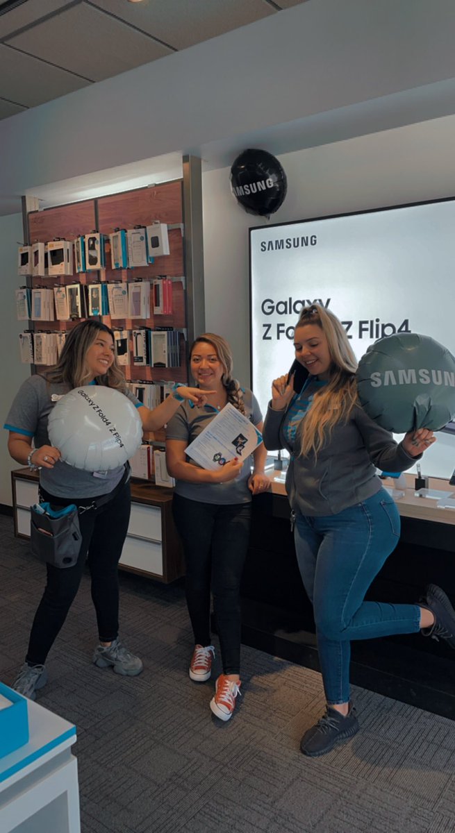 Adonica_5's tweet photo. New phone! Who thissss?!! Launch and Learn!! Garland is ready for Samsung launch! 🚀🔥🤓🙌🏽 #Samsung #LaunchAndLearn #MIR #WRFlipFold @NTX_Market @gowestregion @dbustamante1210 @Rainey_5335 https://t.co/slym9tjEIY