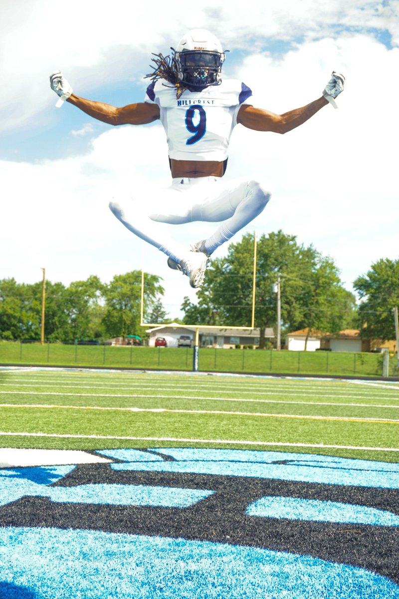 Senior football pictures💜