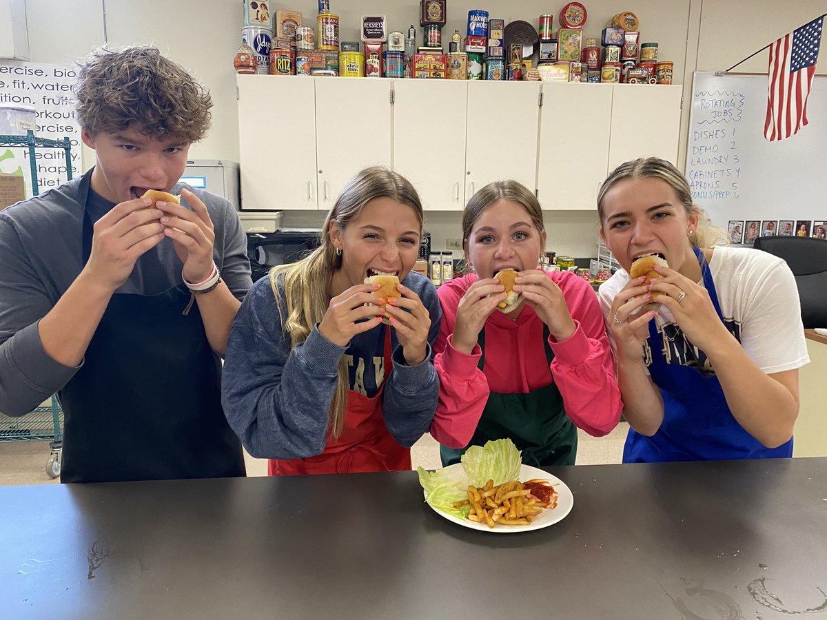 LHS210Wilcoxen's tweet photo. Nothing says AMERICA quite like burgers do! ๐๐บ๐ธโ๐ผBefore we jet off โ๏ธ , we had to explore all of the great foods the USA has to offer #wearelemont #burgers #internationalcooking https://t.co/rcZy1Nq8rp