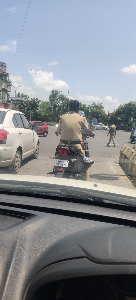 amit_bajare's tweet photo. @NagpurPolice @trafficngp https://t.co/hbNPaP8qcR