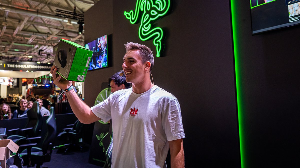 Razer's tweet photo. Day 3 of #Gamescom was an absolute blast—big thanks to everyone who dropped by! 🔥 We'll be here till Sunday so be sure to drop by our Razer booth at Hall 8 tomorrow.

#RazerGamescom https://t.co/sk5Bhjpy6Z