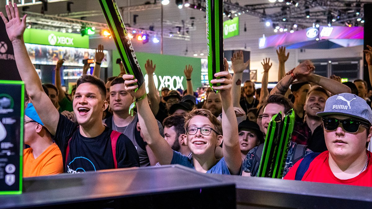 Razer's tweet photo. Day 3 of #Gamescom was an absolute blast—big thanks to everyone who dropped by! 🔥 We'll be here till Sunday so be sure to drop by our Razer booth at Hall 8 tomorrow.

#RazerGamescom https://t.co/sk5Bhjpy6Z