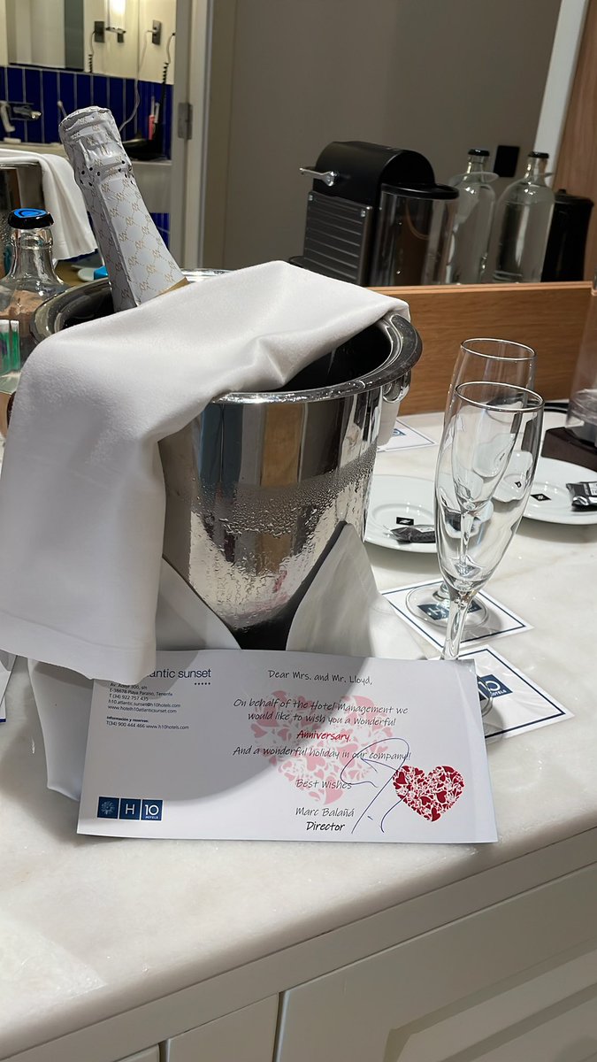 Neb_Arall's tweet photo. Gracias H10 Atlantic Sunset for our anniversary gift. #h10hotels #atlanticsunset #tenerife #playaparaiso https://t.co/0sZrYLwCsY