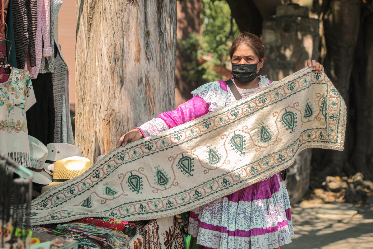 MexCultureDC's tweet photo. Today we bring back #TraditionalFriday traveling to the charming streets of #ValleDeBravo in the State of Mexico, home of the #Mazahua people whose enterprising women are the bearers of a quality textile art that transcends generations. #VisitValleDeBravo #ViernesTradicional 🧵🇲🇽 https://t.co/reIA2jEzLq