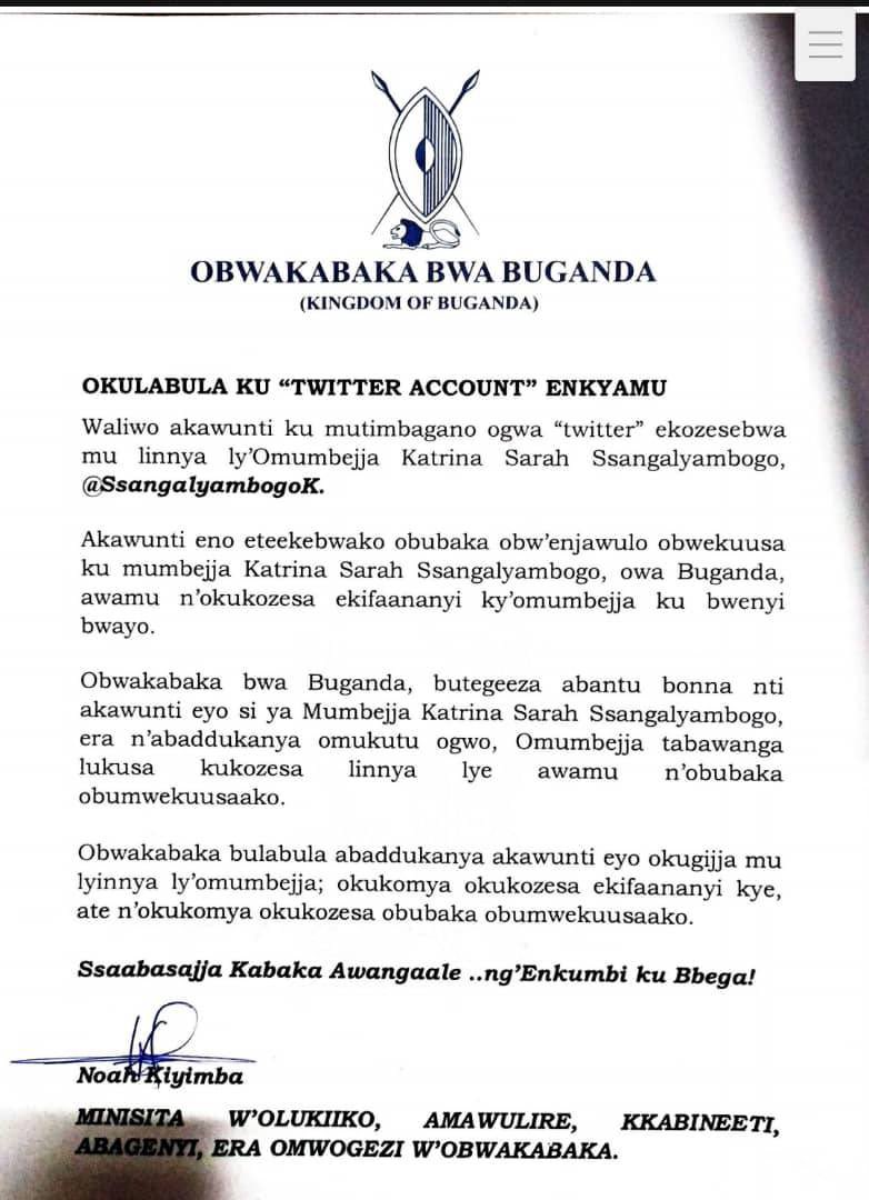 Kaakati wenna ali emabega w’omukutu gwa <a href="/SsangalyambogoK/">Katrina-Sarah Ssangalyambogo</a>  gira ogujjeko mwattu nga tebinnayonooneka.
<a href="/bbstvug/">BBS TEREFAYINA</a> <a href="/kiyimba_noah/">Noah kiyimba</a> @BugandaOfficial