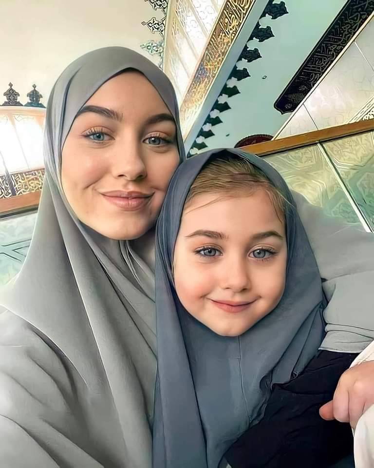 عندما تكون الإبنة نسخة مصغرة لجمال الأم ❤