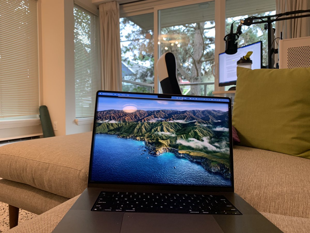 Chiff1337's tweet photo. Lucky day where my partner and I both get to work from home #WeAreCisco #CiscoIntern #CouchGang https://t.co/kmQ2NZayqh