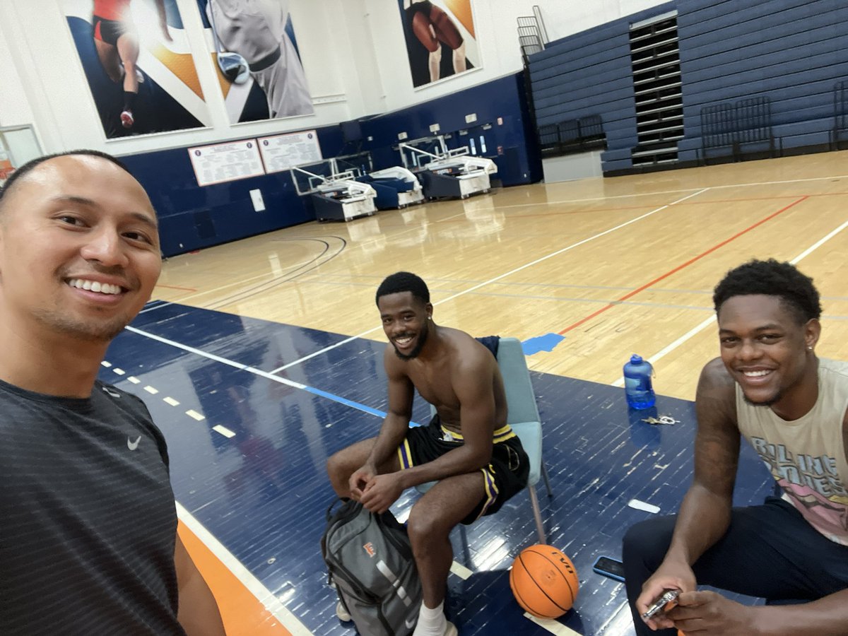 Coach_ASantos's tweet photo. Some things just don’t change!! @austen_acee @claredavon got some work, got some gear and they reminded me how old I am! 😂#AlwaysLoveThough #2018Champs #WhereDwightAndJacksonAt ? https://t.co/wG0s3JziUb